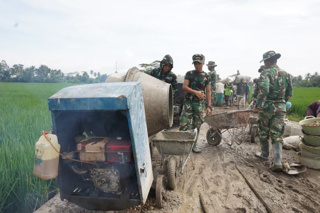 Antusiasme Warga dalam Gotong Royong Pengerjaan Rabat Beton TMMD ke-127