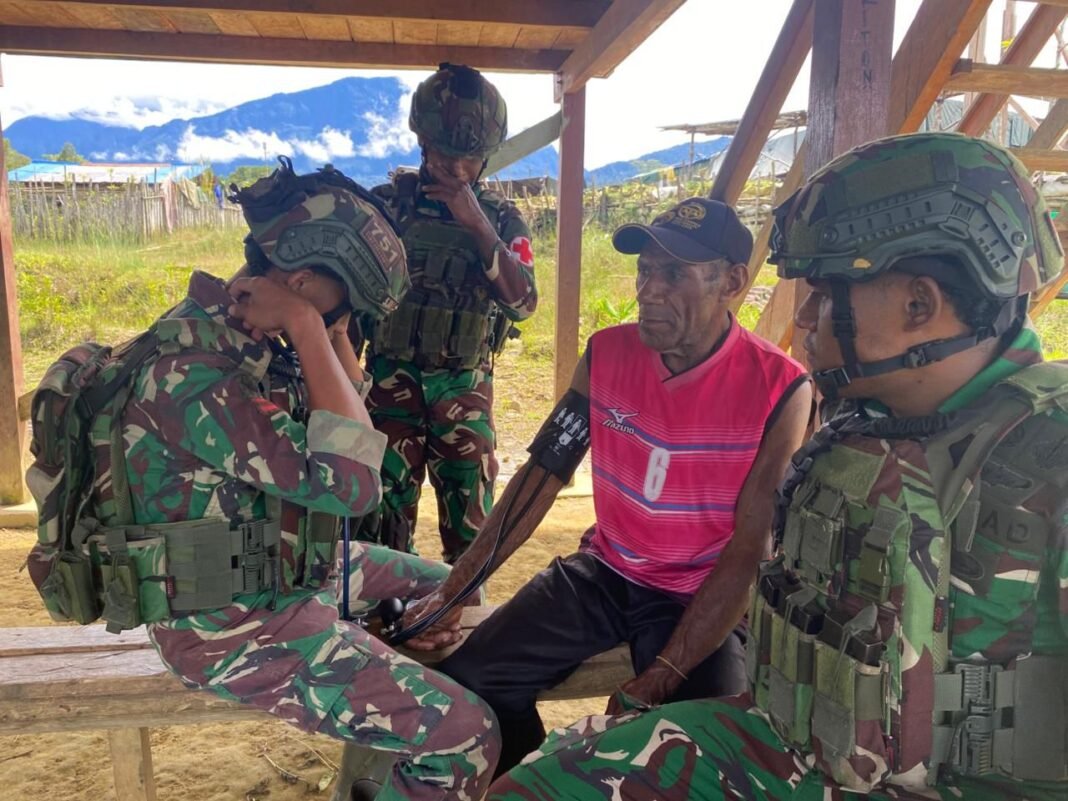 Pelayanan Kesehatan Door to Door oleh Satgas Yonif 751/VJS di Kampung Denom Atukbin