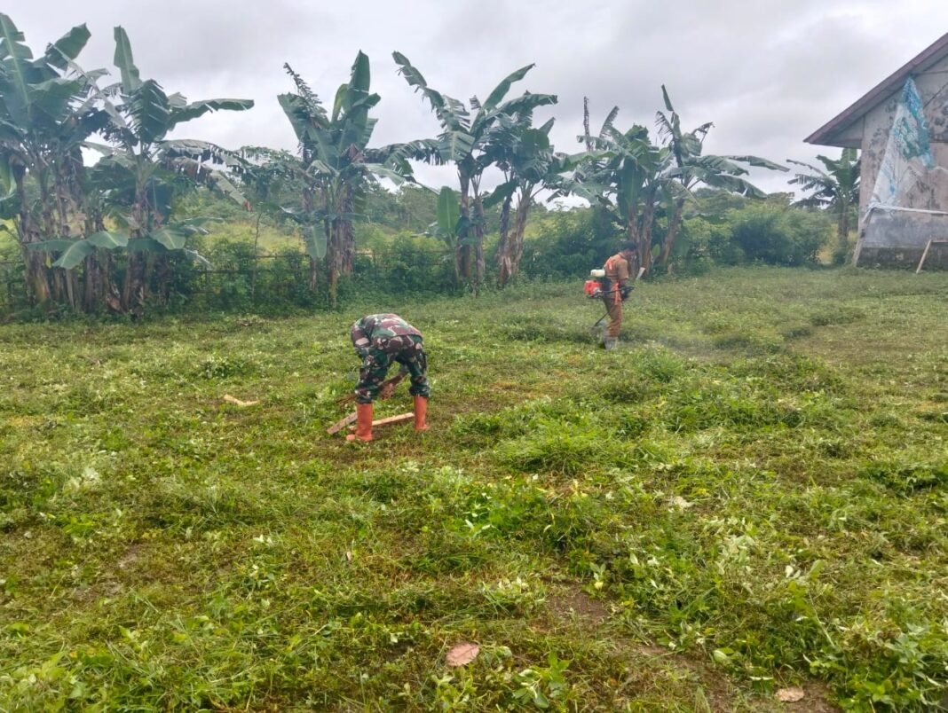 Babinsa Koramil 01/Loli Ajak Warga Bersihkan Lingkungan Desa Puu Mawo