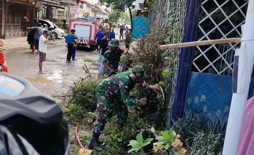 Koramil 1420-06/Panca Rijang Bersama Warga Rappang Gelar Karya Bakti Cegah Banjir dan Penyakit