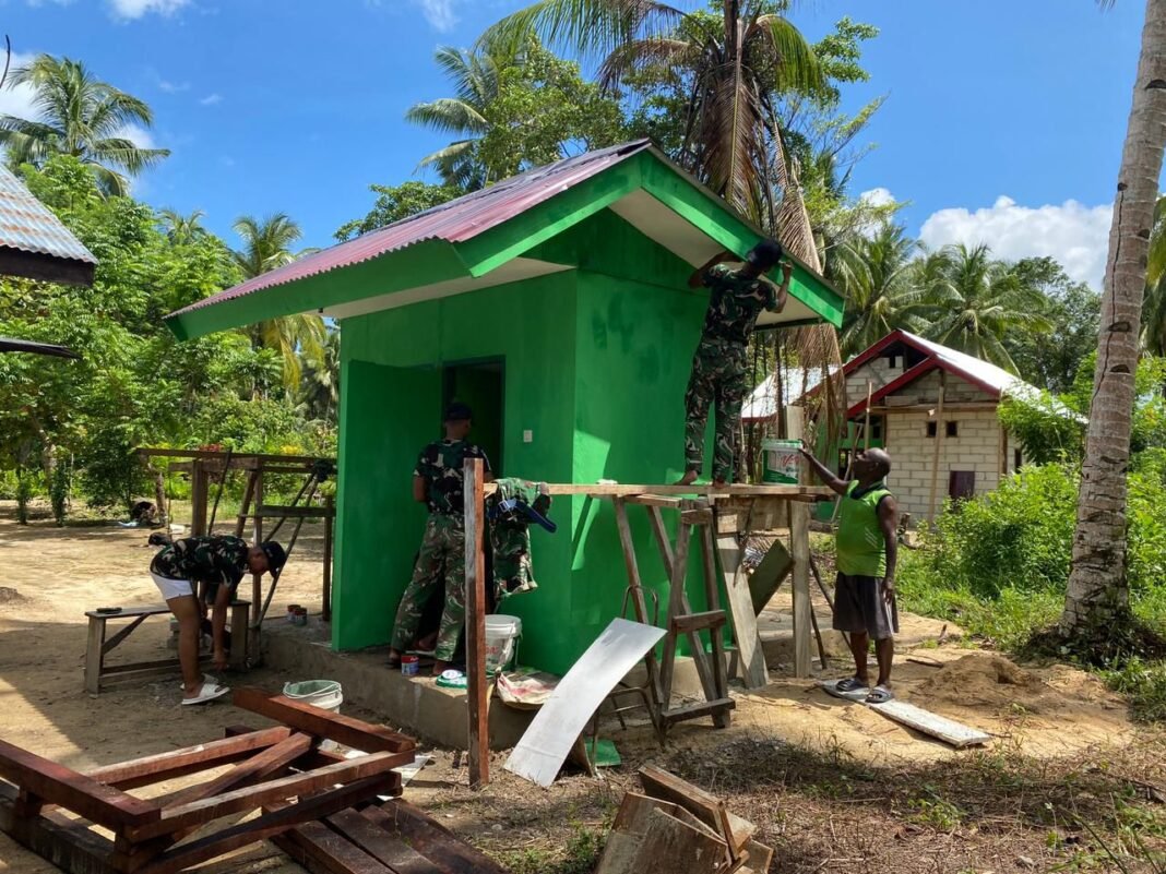 TMMD ke-127 Kodim 1804/Kaimana: Proses Pengecatan MCK di Gereja Oraid Labora Mencapai 65 Persen