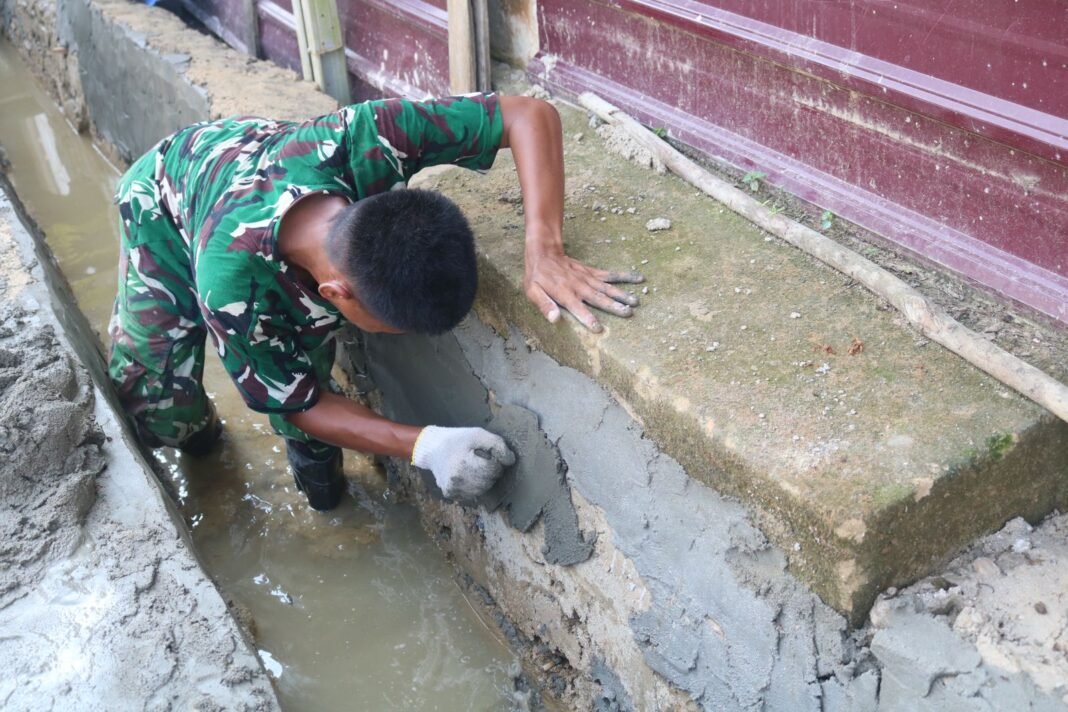 Satgas TMMD 127 Kendari Percepat Pengerjaan Plasteran Drainase di Anggoeya