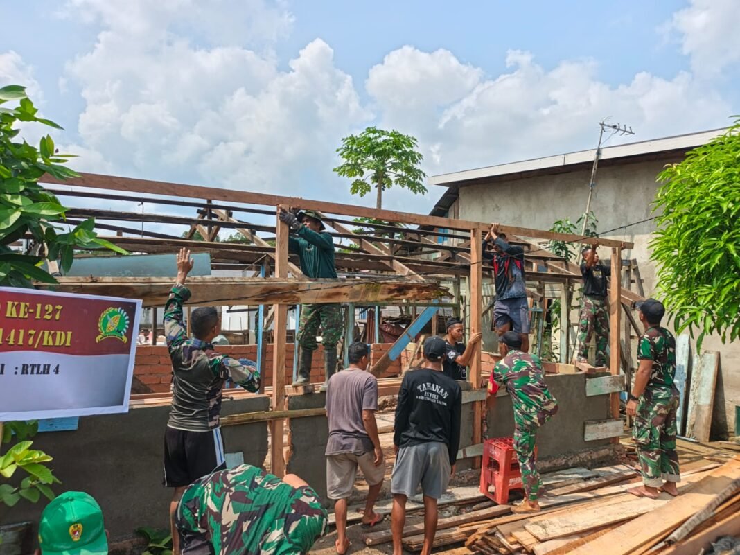 Proses Pemasangan Rangka RTLH Unit Ke-4 di Petoaha Dimulai oleh Satgas TMMD 127