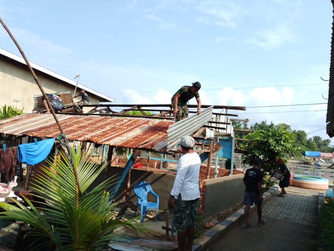 Kebersamaan TNI dan Warga Petoaha Dalam Program RTLH