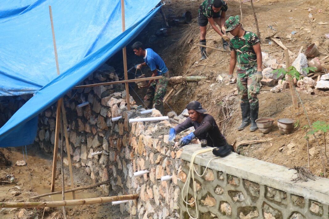Keterlibatan TNI dan Masyarakat Percepat Pembangunan Talud di Kendari