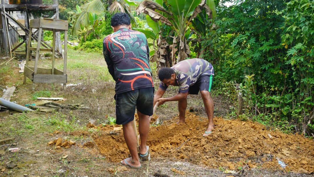 Satgas TMMD Reguler ke-127 Kodim 1015/Sampit Lakukan Penggalian untuk Septic Tank MCK di Sekolah