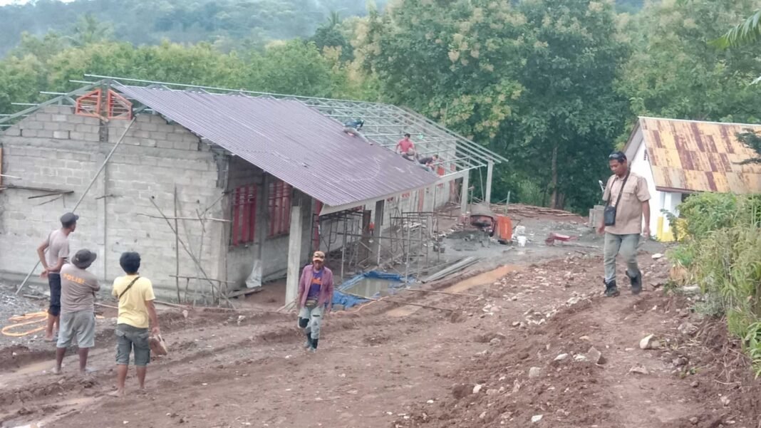 Pemasangan Atap RKB di Desa Sunkaen, TMMD Ke-127 Kodim 1618/TTU Percepat Pembangunan Pendidikan Perbatasan