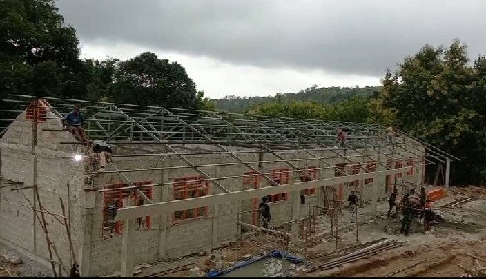 Satgas TMMD Kodim 1618/TTU Selesaikan Pemasangan Atap 4 RKB untuk Pendidikan Perbatasan