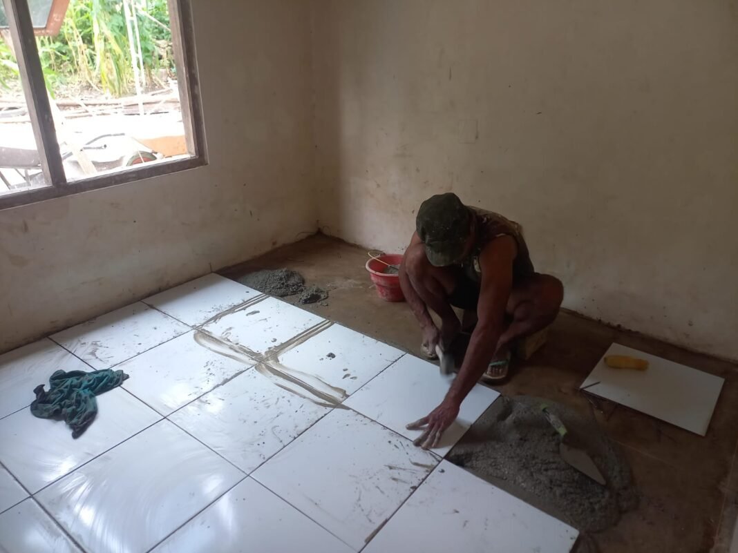 Satgas TMMD Kodim 1618/TTU Tingkatkan Kemanunggalan Melalui Renovasi Rumah Warga