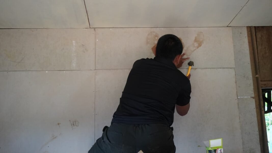 Pemasangan Plafon Menghampiri Penyelesaian Proyek RTLH TMMD Ke-127 Kodim 1015/Sampit