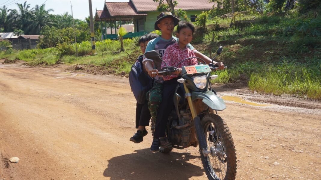 Satgas TMMD 127 Dukung Pendidikan dengan Jemput Anak Sekolah di Desa Tri Buana