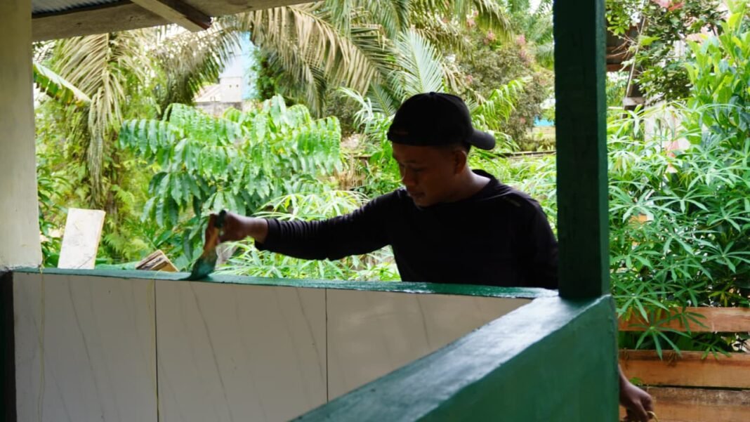 Satgas TMMD 127 Lanjutkan Finishing MCK di Mushola Mudalil Muttakin