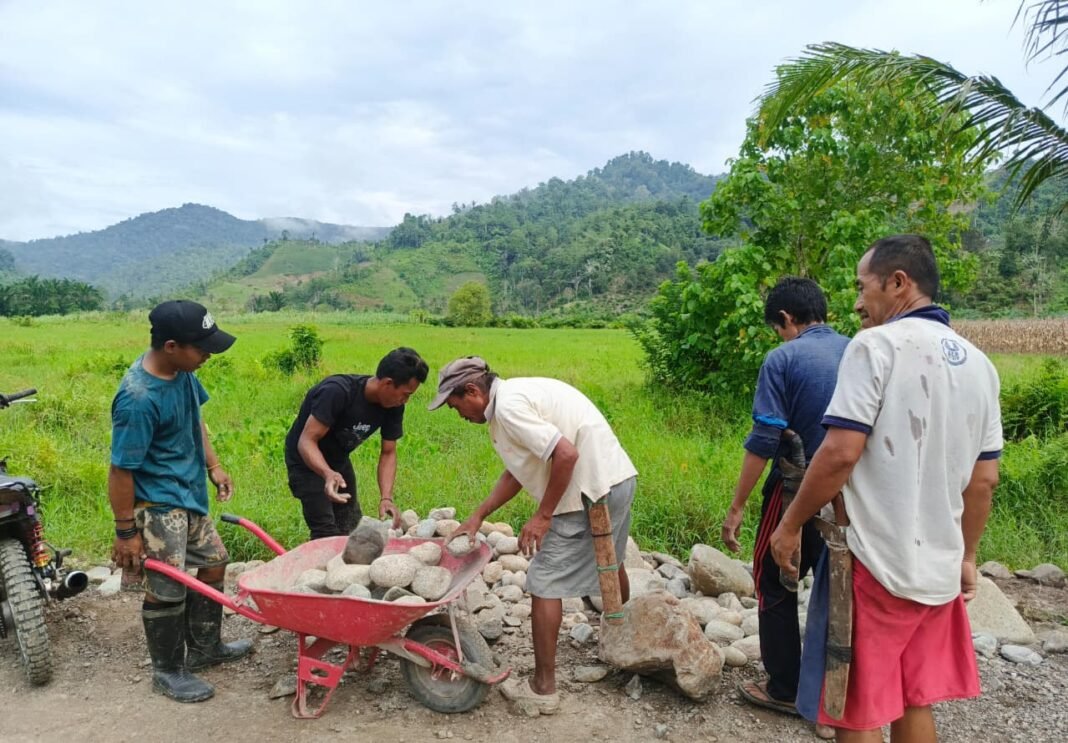Satgas TMMD 127 Kodim 1305/Buol Tolitoli Teruskan Pengerasan Jalan dan Talud di Ogomolobu