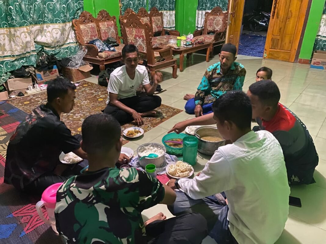Kebersamaan Satgas TMMD 127 Kodim 0430/BA Saat Sahur Bersama Tuan Rumah di Desa Wonosari