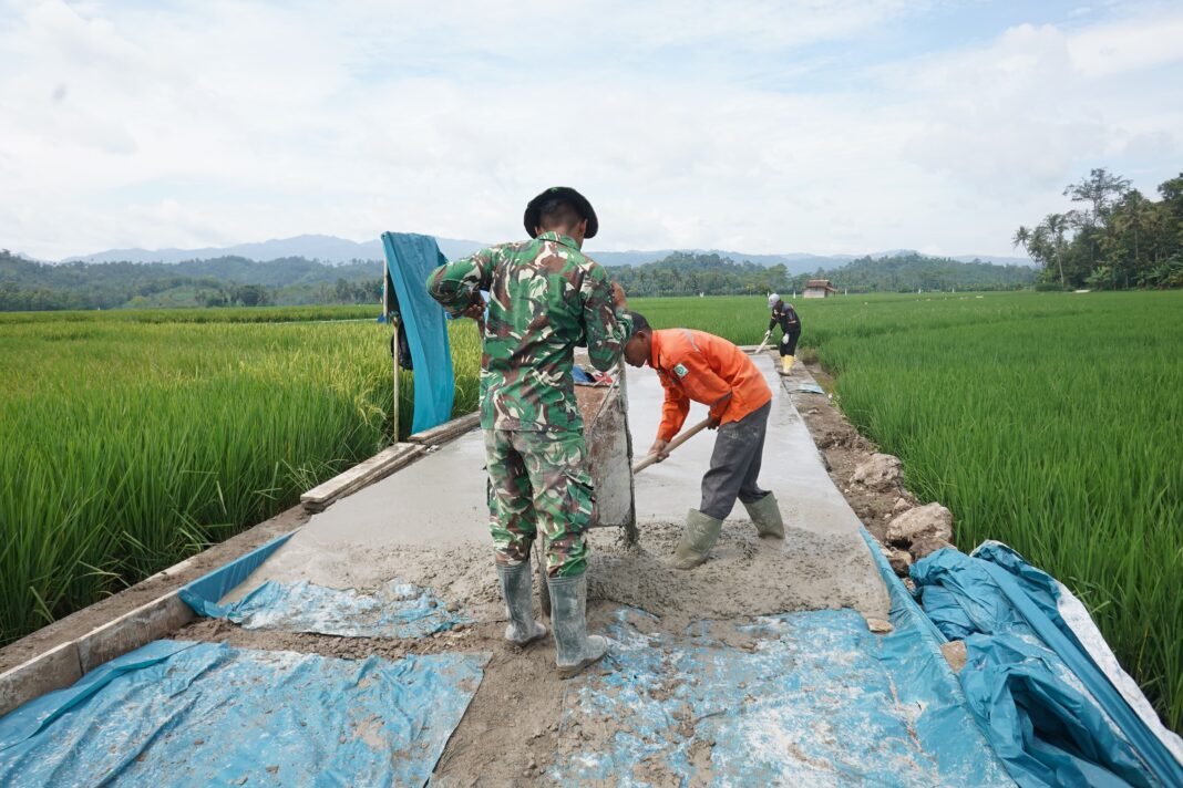 Kemajuan Pekerjaan Rabat Beton TMMD 127 Kodim 0421/LS di Pesawaran
