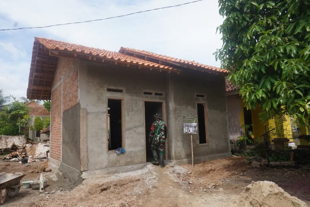 Transformasi Rumah Tak Layak Huni di Desa Gunung Sari: Atap Genting Telah Terpasang!