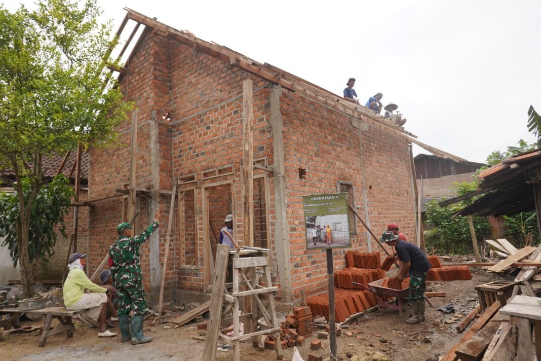 TNI Cek Kemajuan Pengerjaan RTLH di Desa Tanjung Rejo