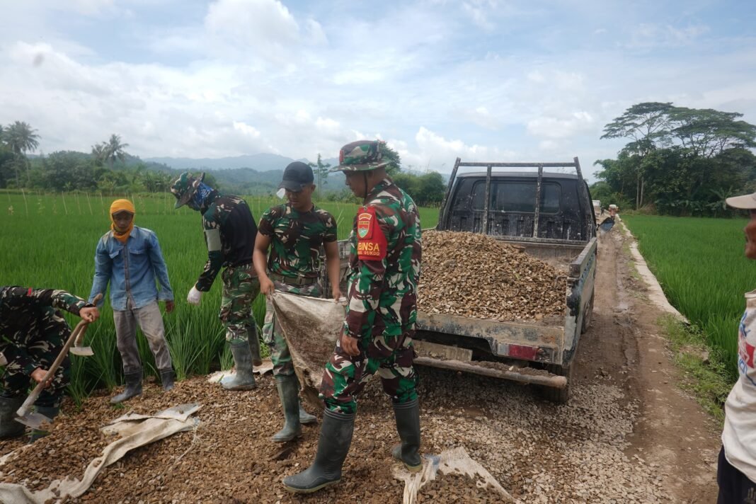 Sinergi TNI dan Masyarakat dalam TMMD Ke 127 Kodim 0421/LS untuk Membangun Desa