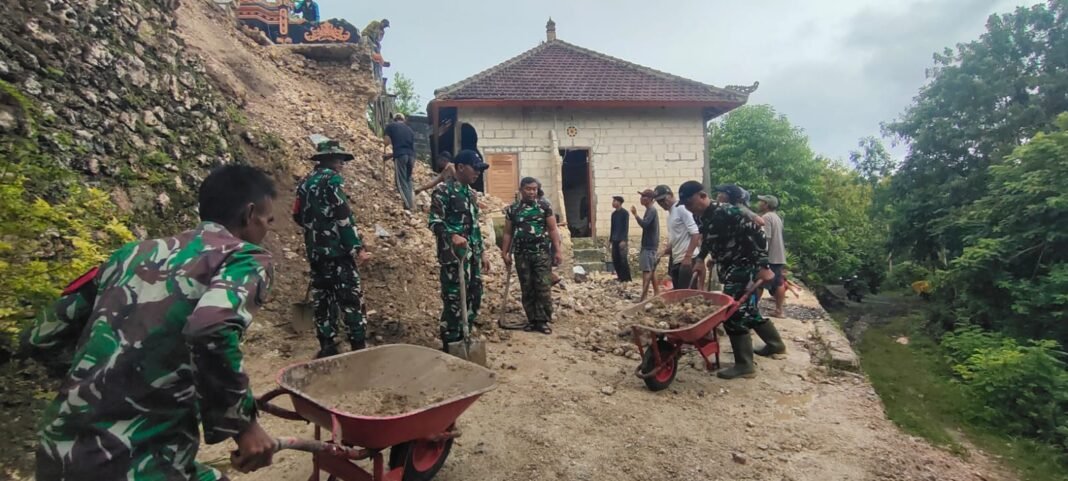 Koramil Nusa Penida Berkolaborasi untuk Evakuasi Material Longsor di Desa Kutampi