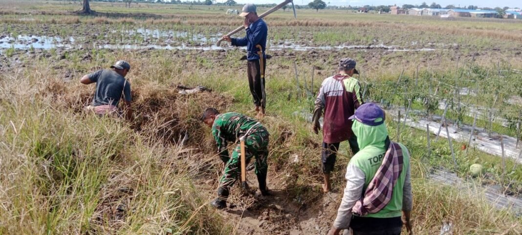 Babinsa Koramil 1420-02/Tellu Limpoe Bersinergi Bersihkan Irigasi untuk Ketahanan Pangan