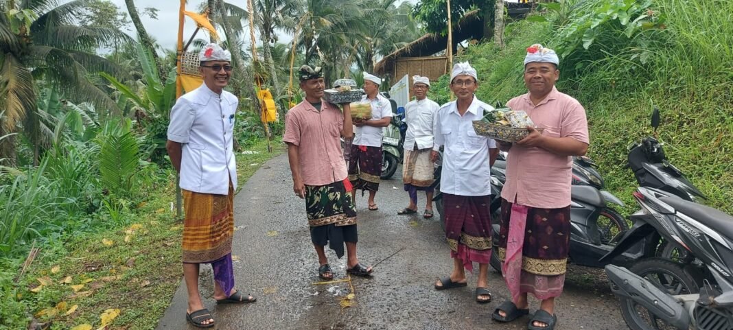 Babinsa Desa Abuan Mendukung Penyaluran Bantuan Pujawali di Pura Candri Manik