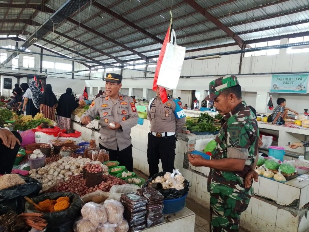 Pantauan Harga Bahan Pokok oleh Babinsa Ramil 07/Baranti di Pasar Baranti