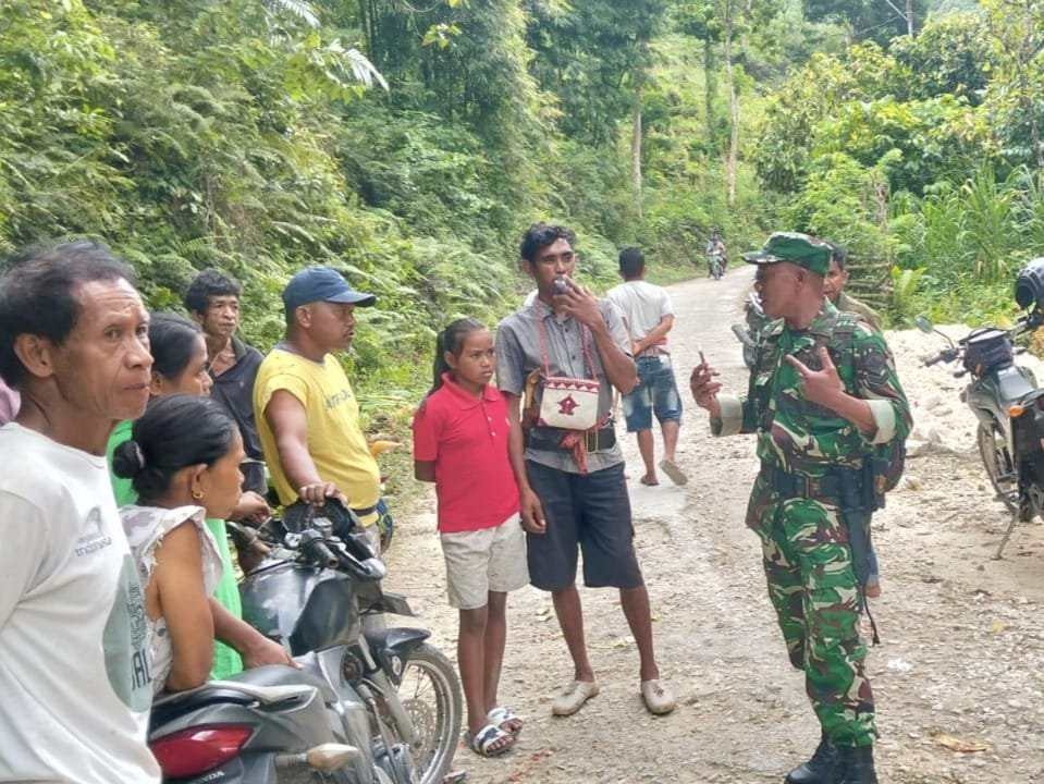 Dorong Keamanan Desa, Babinsa Koramil 01/Loli Gelar Komsos di Sumba Barat