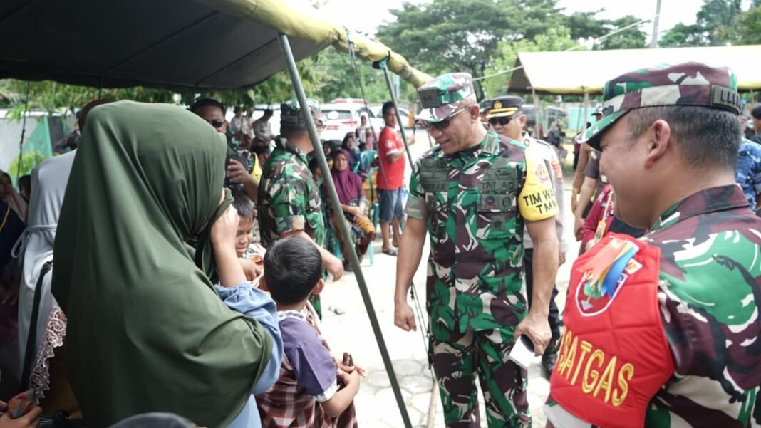 Kolonel Yanto Kunjungi Sunat Massal di Puskesmas Nambo dalam TMMD ke-127