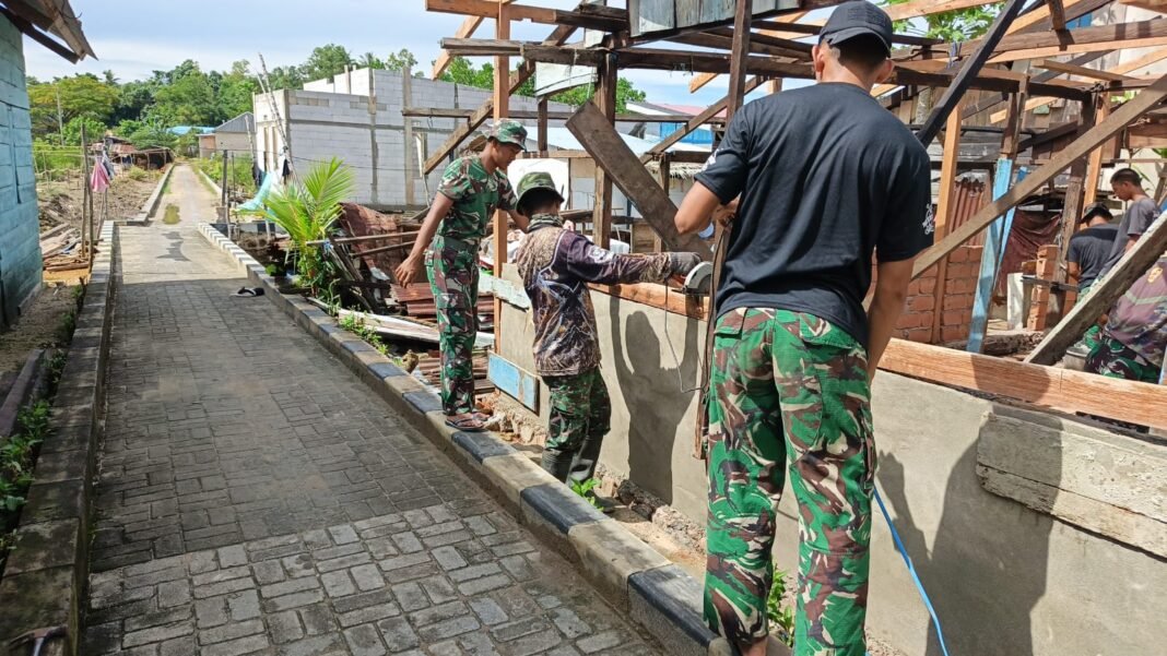 Pemasangan Atap RTLH di Petoaha: Upaya Satgas TMMD ke-127 Maju ke Tahap Konstruksi Penting