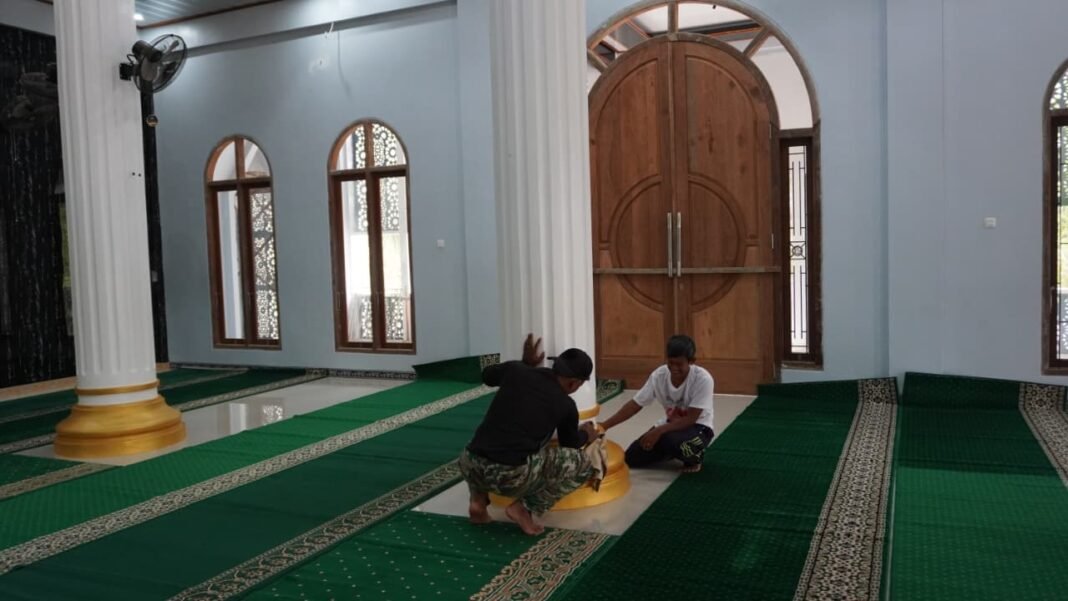 Satgas TMMD ke-127 Bersinergi Bersihkan Masjid di Desa Bukit Indah
