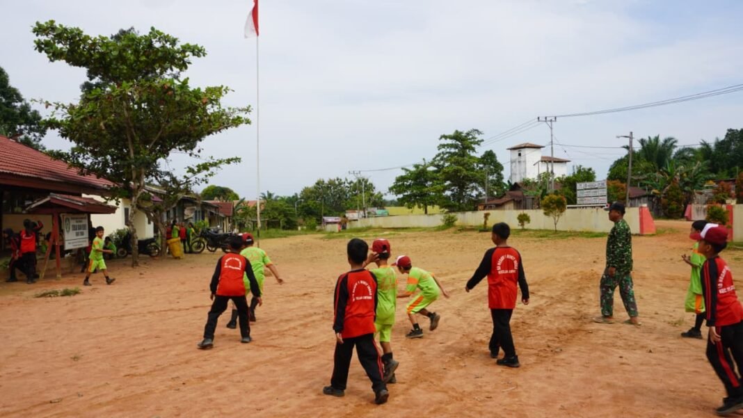 Keceriaan di Lapangan: Satgas TMMD Reg Ke-127 Kodim 1015/Sampit Bermain Bola dengan Anak-anak