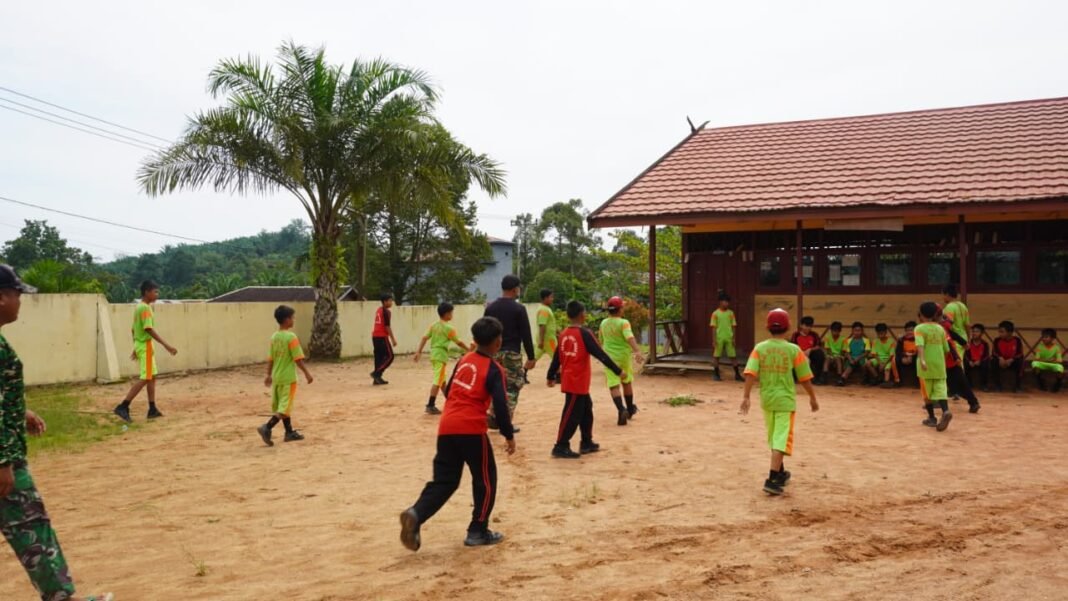 Satgas TMMD ke-127 Kodim 1015/Sampit Perkuat Hubungan Melalui Sepak Bola