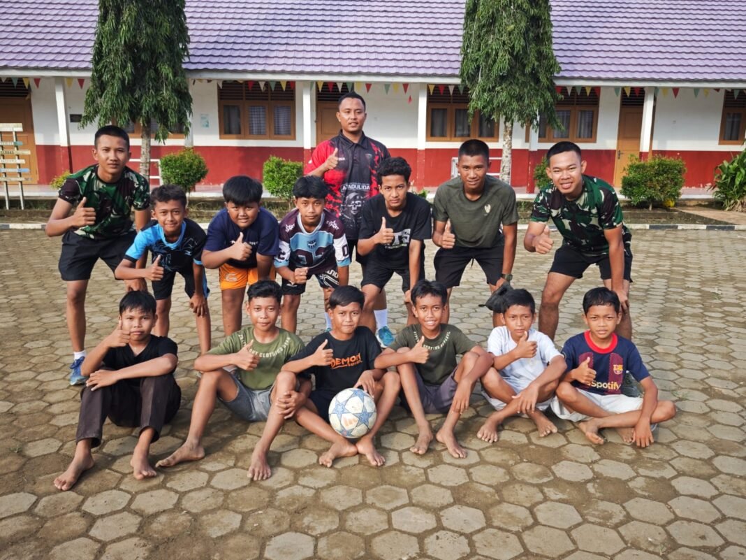 Satgas TMMD 127 Kodim 0430/BA Perkuat Ikatan Sosial Lewat Olahraga Sepak Bola di Wonosari