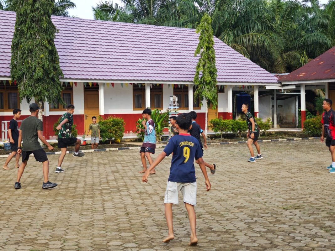 Satgas TMMD 127 dan Remaja Wonosari Gelar Pertandingan Sepak Bola untuk Pererat Hubungan