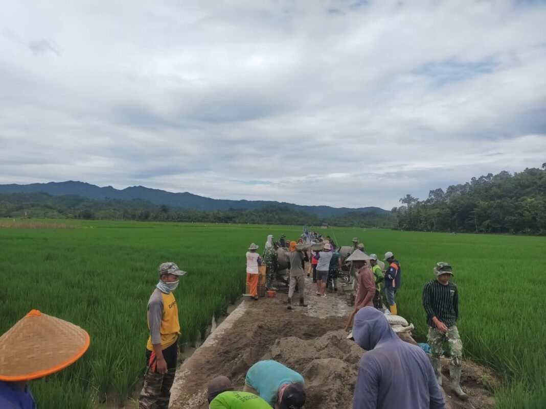 Semangat Warga Tanjung Rejo Menggeliat, Puasa Tak Halangi Pembangunan Rabat Beton