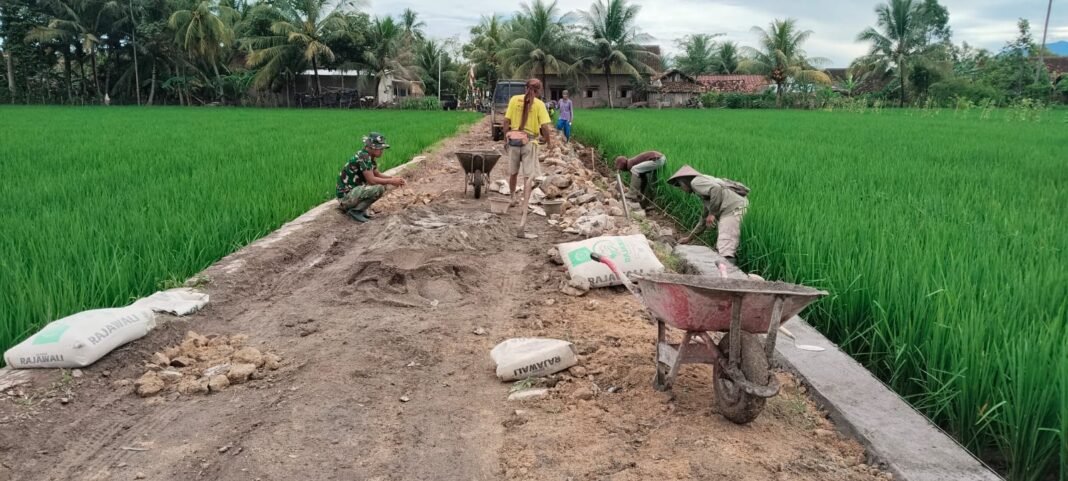 Sinergi TNI dan Masyarakat dalam Pembangunan Talud TMMD ke-127