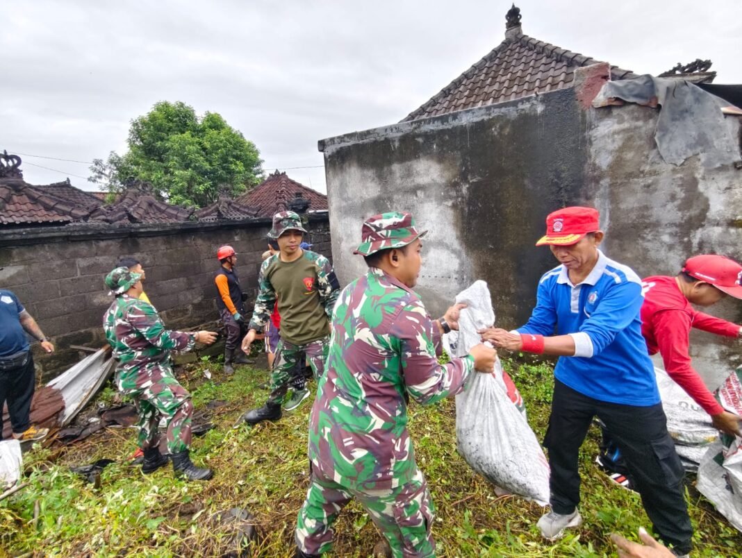 TNI Hadir untuk Masyarakat, Kodim Klungkung Lakukan Gotong Royong Bersihkan Puing Kebakaran