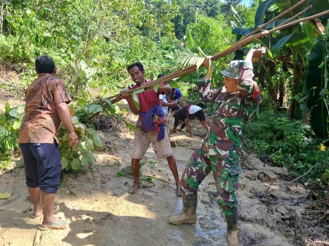 Babinsa Koramil 02/Walakaka Bersama Warga Gelar Gotong Royong Bersihkan Longsor di Desa Harona Kalla