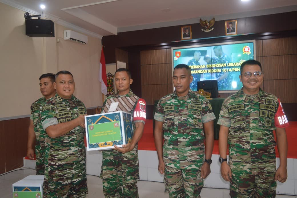 Dandim 1014/Pbn Bagikan Bingkisan Lebaran kepada Seluruh Anggota