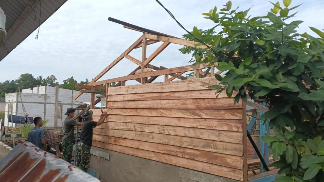 Tim Satgas TMMD 127 Percepat Pemasangan Dinding RTLH di Petoaha