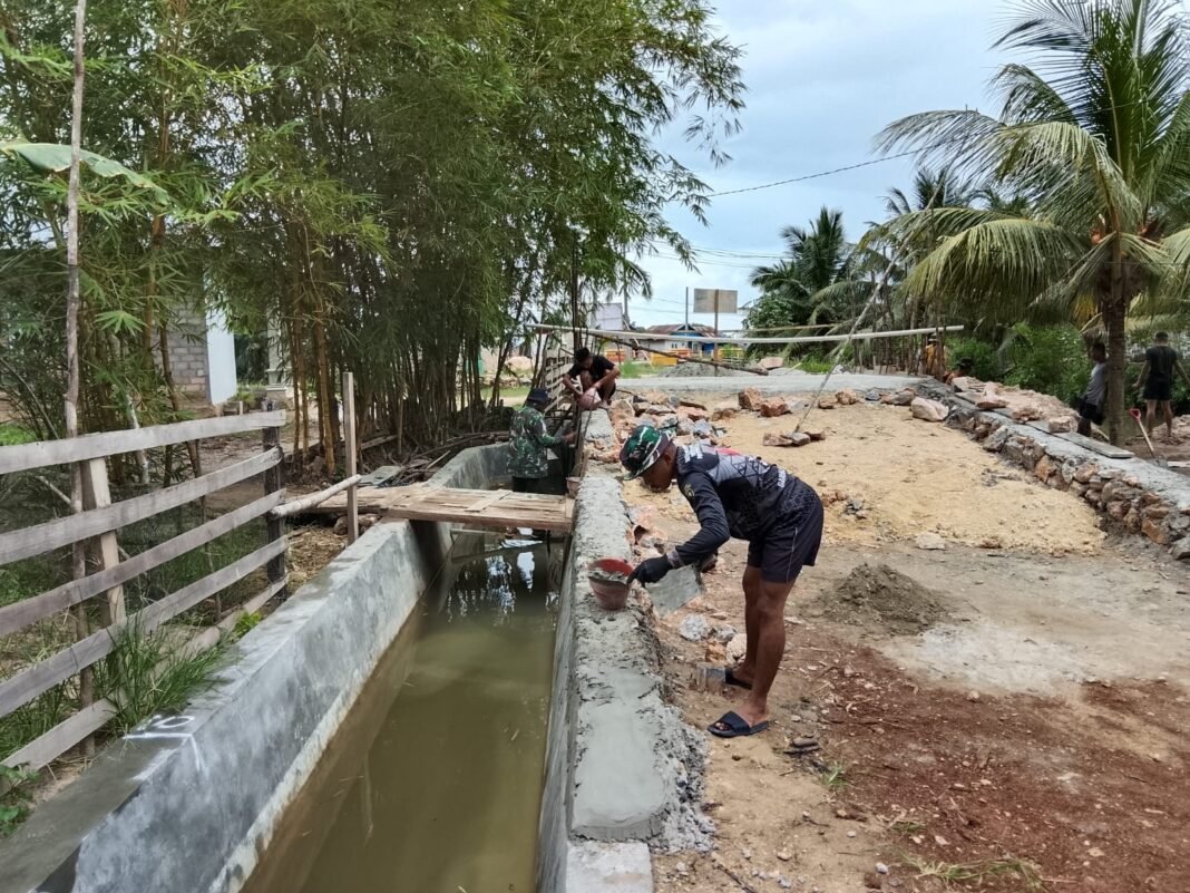 Satgas TMMD 127 Kodim 1417/Kendari Percepat Pekerjaan Plesteran Pondasi Jembatan Sambuli