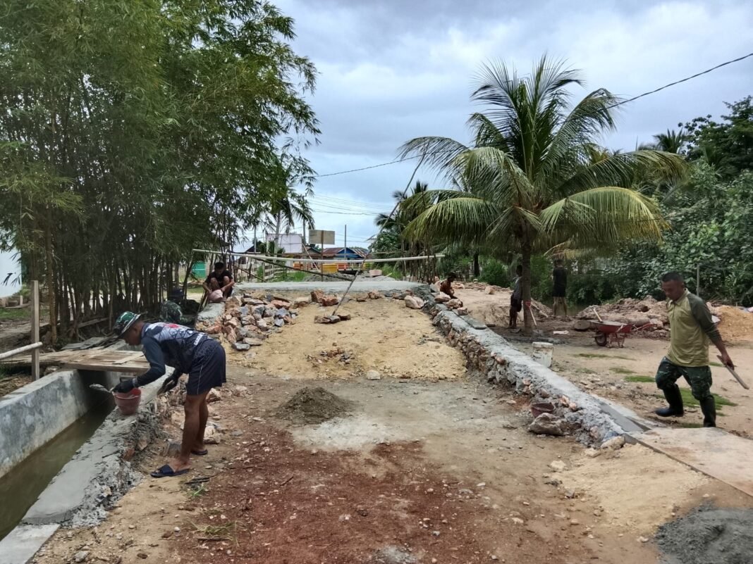 Kerja Sama Satgas TMMD ke-127 dan Warga Perkuat Infrastruktur di Sambuli