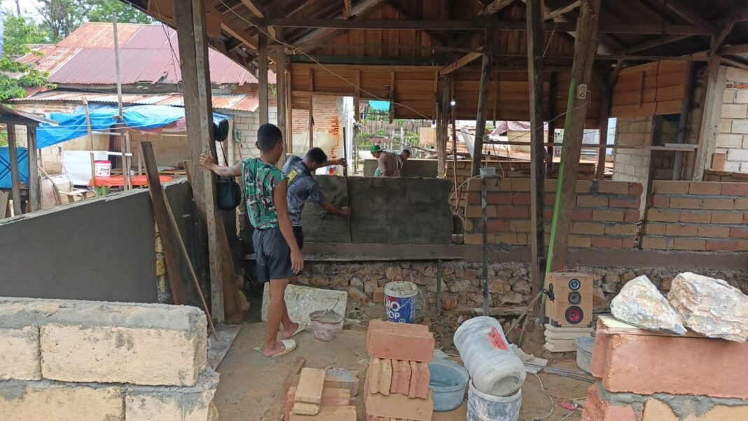 Satgas TMMD ke-127 Percepat Proses Plester Dinding RTLH di Petoaha