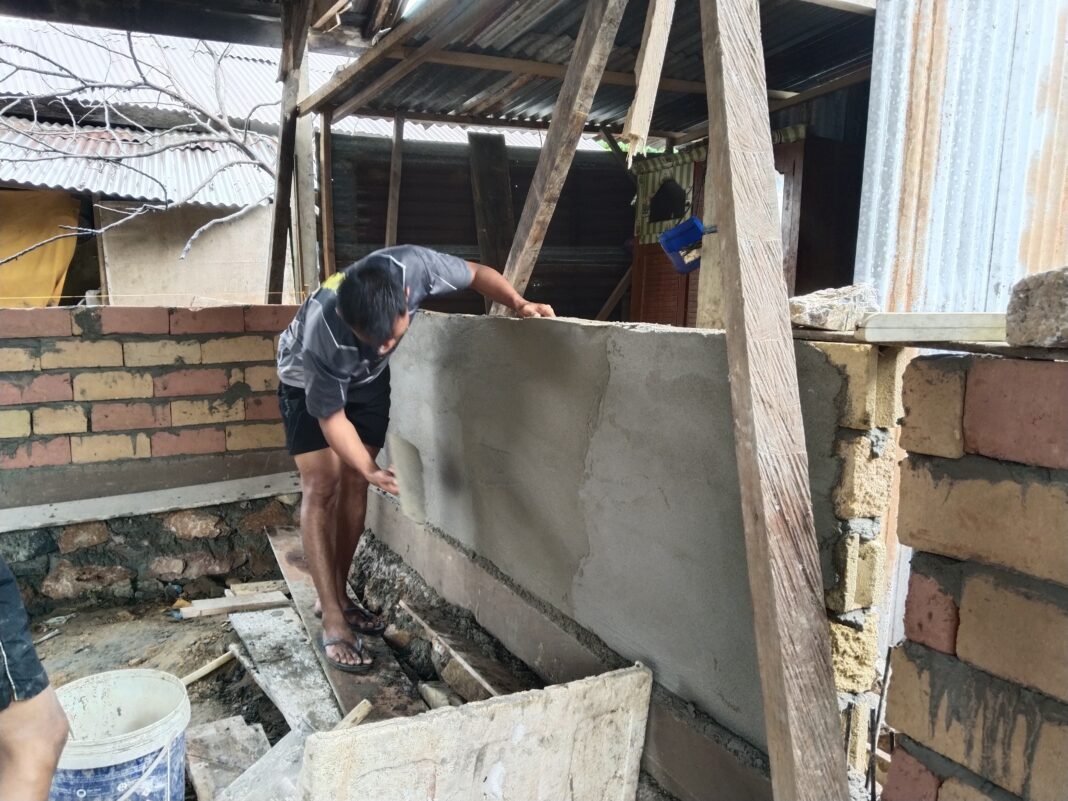 Proyek TMMD 127 di Petoaha: Dinding Rumah Warga Kini Semakin Rapi dan Kuat