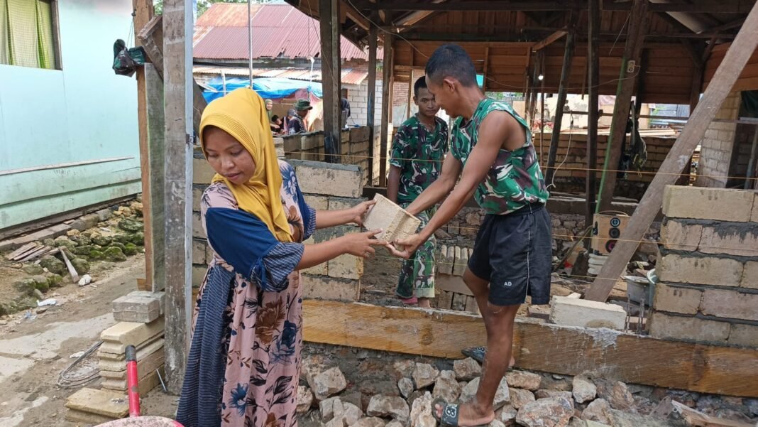 Ibu Ninda Ikut Andil dalam Pembangunan RTLH TMMD 127 di Petoaha