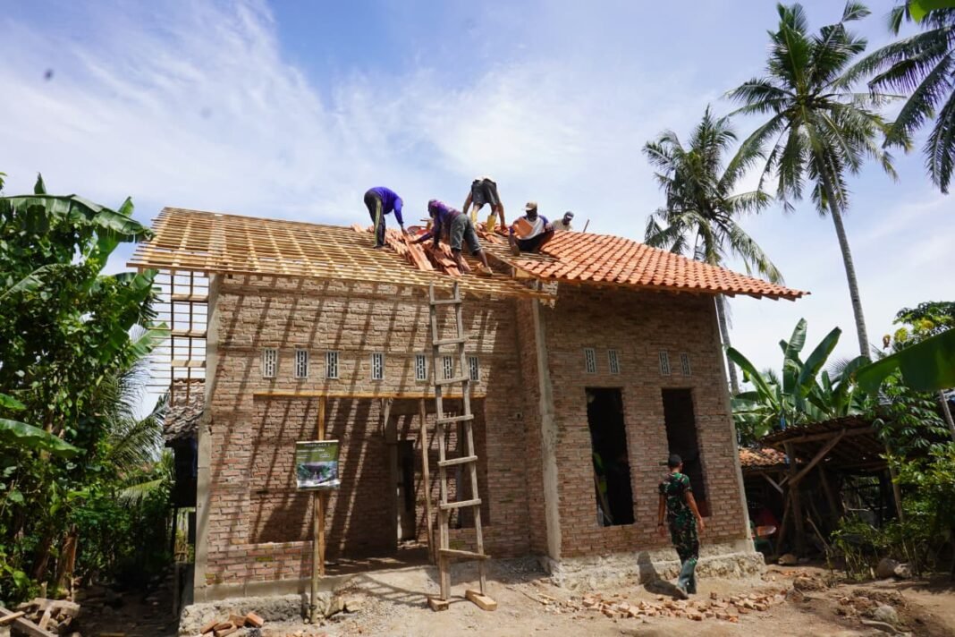 Genteng Rumah Ibu Yusmawati dan Bapak Heri S Resmi Terpasang di Desa Tanjung Rejo