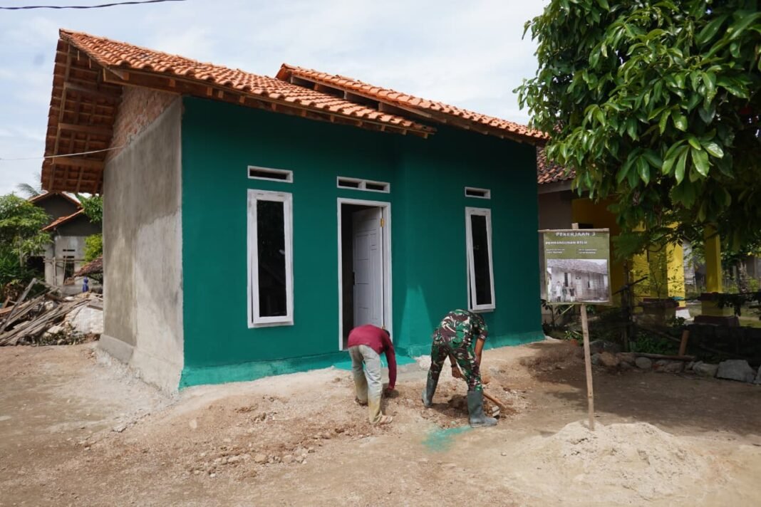 Pengecatan Rumah Bapak Suhono: Progres TMMD ke-127 Kodim 0421/LS di Pesawaran