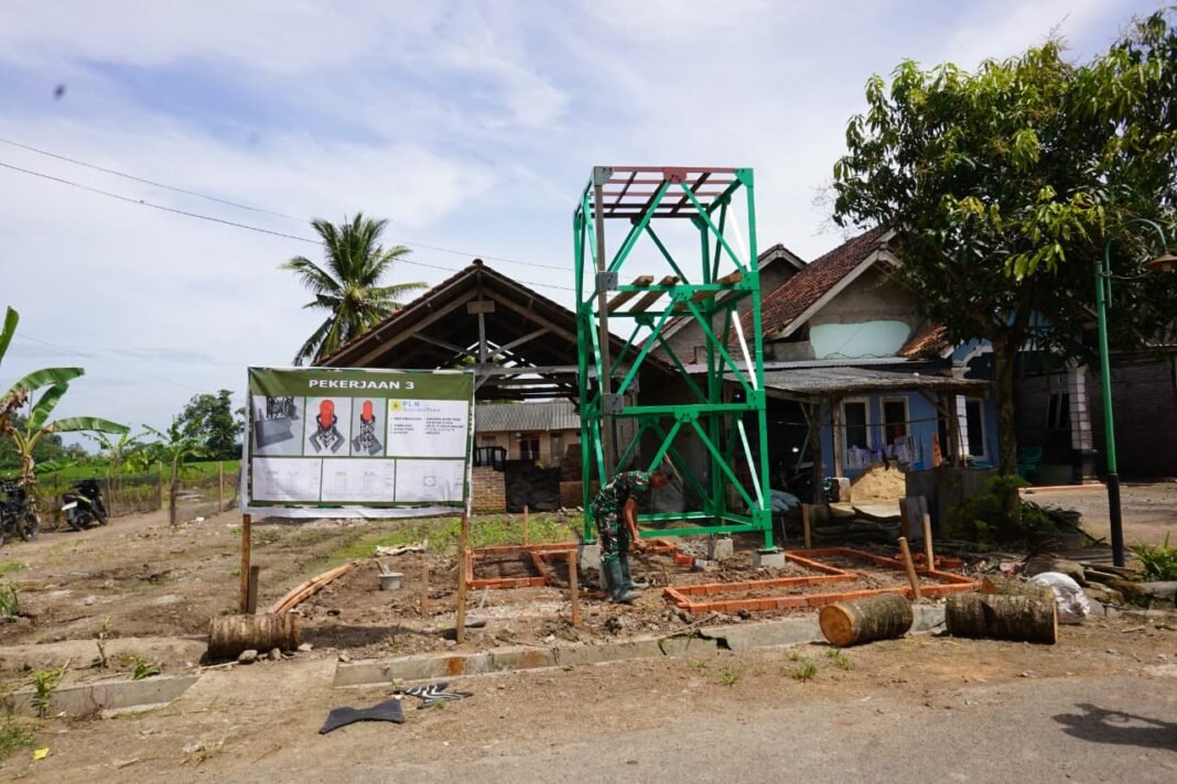 Pemasangan Tiang Tower untuk Akses Air Bersih di Desa Tanjung Rejo oleh TMMD ke-127
