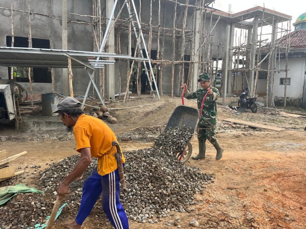 Gotong Royong Satgas TMMD 127 Kodim 0430/BA dalam Pengecoran Masjid Jami Darusalam