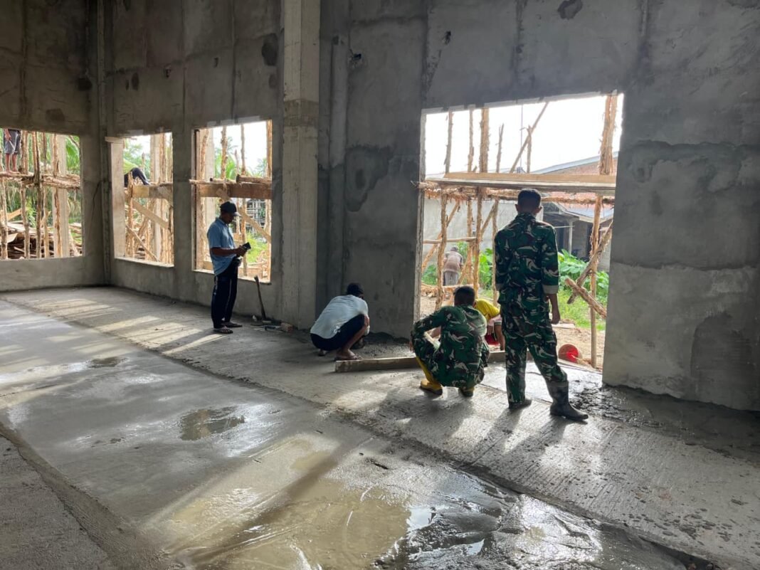 Kebersamaan TNI dan Masyarakat dalam Pengecoran Lantai Masjid Jami Darusalam